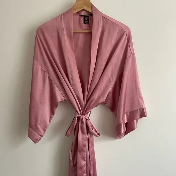 Pink VS robe - Picture 1 of 3